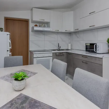 Zilic By Interhome * ויר
